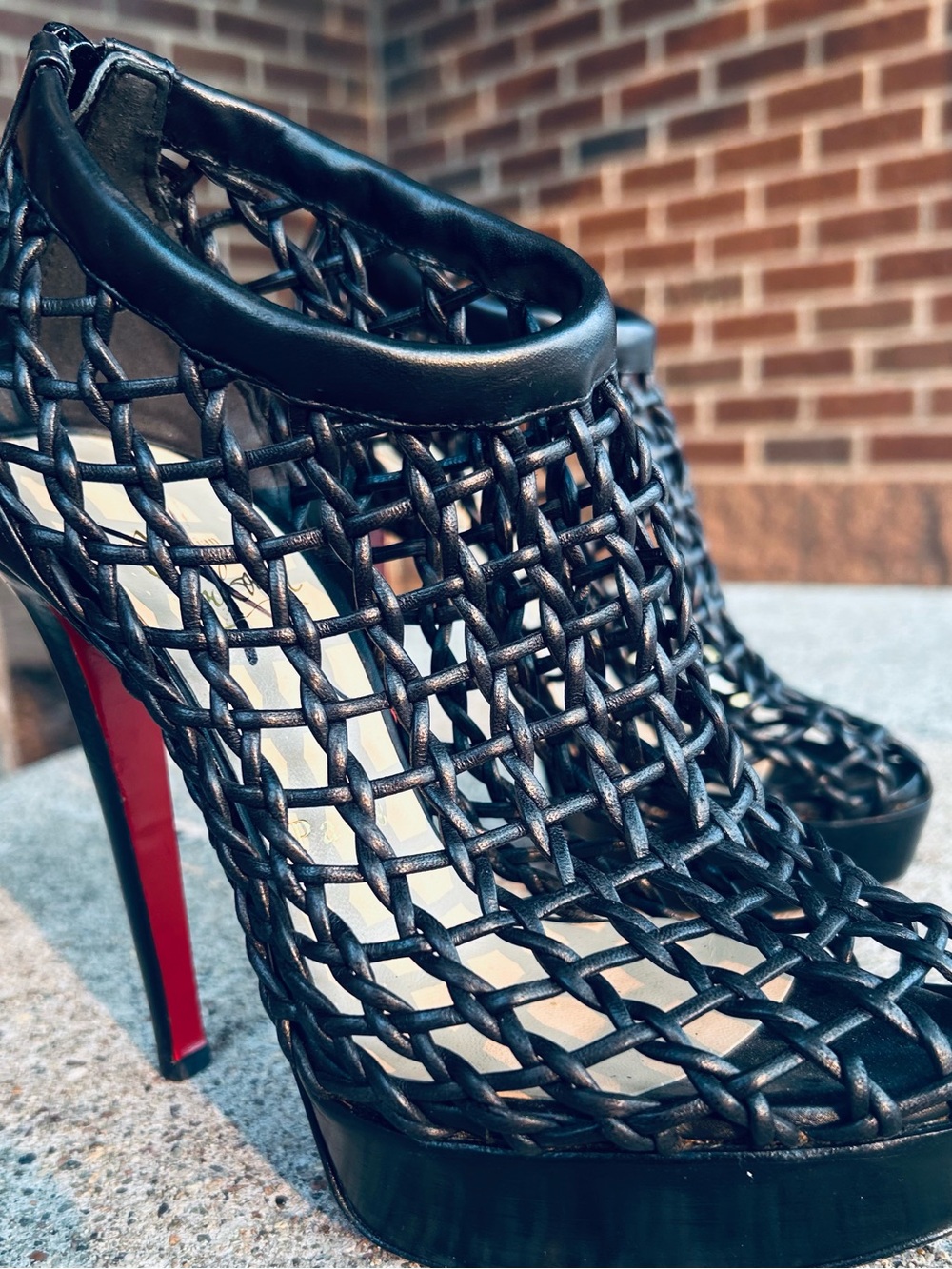 “RED BOTTOMS”. Christian Louboutin. Black woven cage peep toe heels - Picture 2 of 8